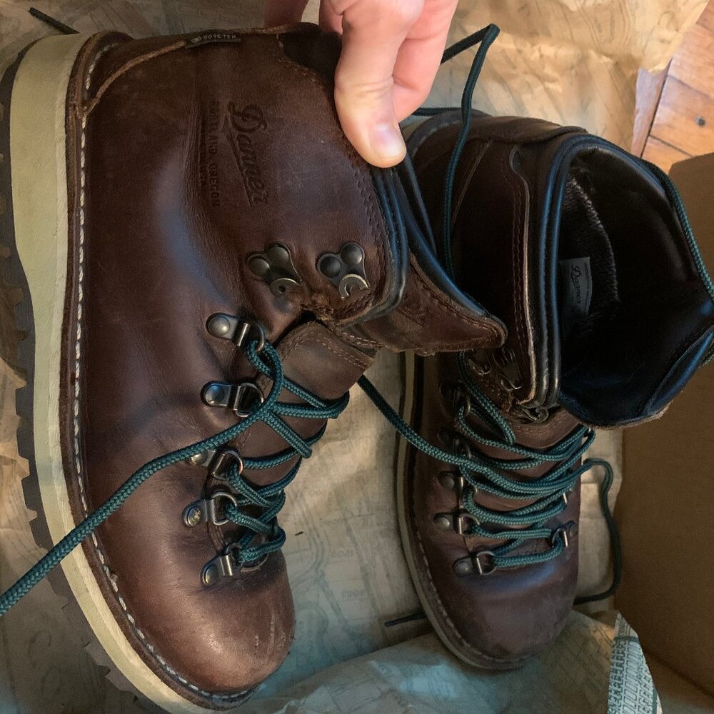 Danner Mountain Pass- 9 womens